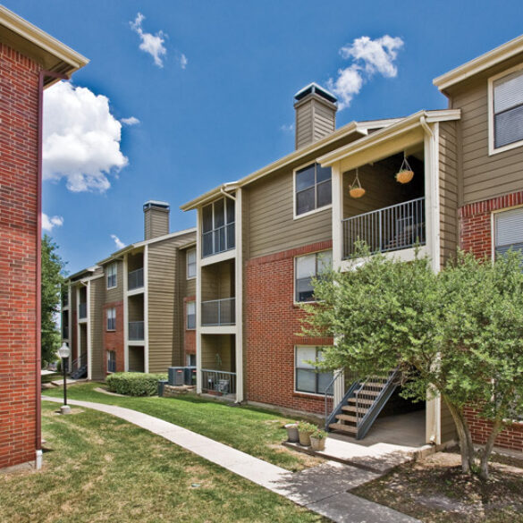 Hamilton Zanze Sells Fountains at Steeplechase in Texas